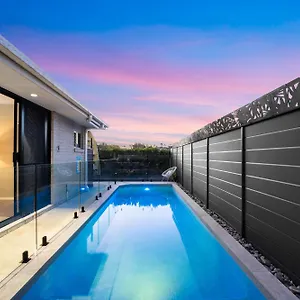https://charming-group-getaway-9-mins-to-burleigh-beach.queenslandhotels.net